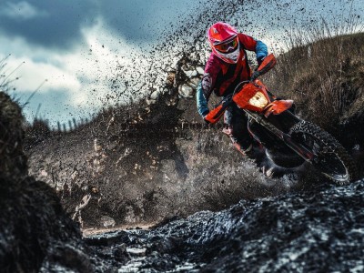 爱游戏体育-紫百合领跑林德洛夫争夺战 罗马诺爆料引发足坛震动